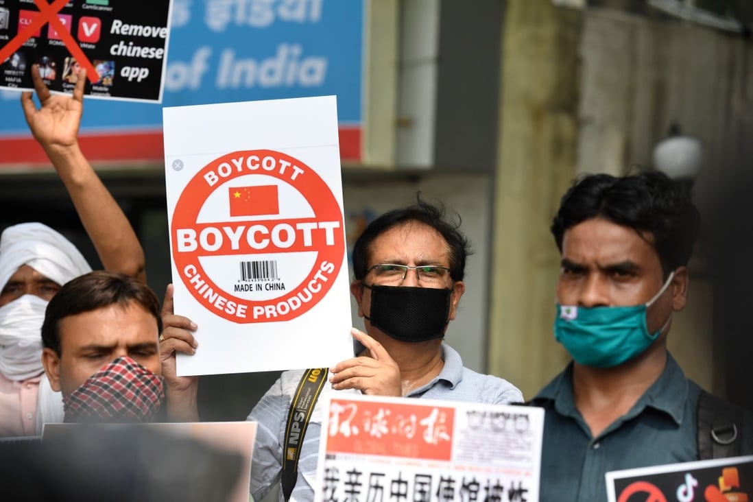 Members of the Working Journalist of India (WJI) hold placards urging citizens to remove Chinese apps and stop using Chinese products during a demonstration against the Chinese newspaper Global Times, in New Delhi on June 30, 2020. Photo: AFP