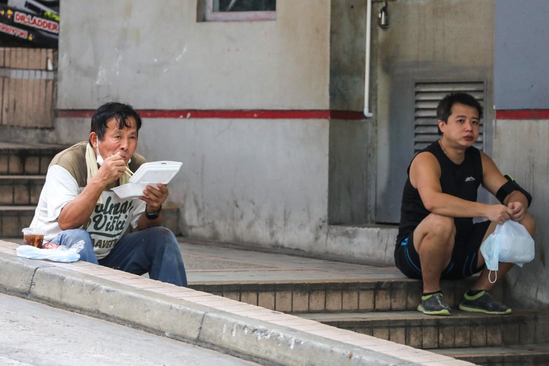 People having lunch at a roadside in Central on Wednesday. Photo: Sam Tsang