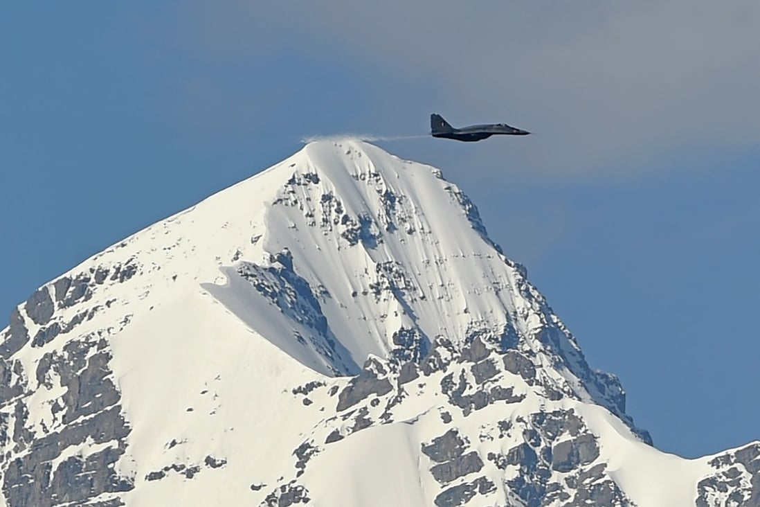 An Indian fighter jet flies over Leh in the Ladakh region in late June. The border dispute between India and China may continue into the winter months, with poor visibility and cold temperatures adding additional risks to troops. Photo: AFP