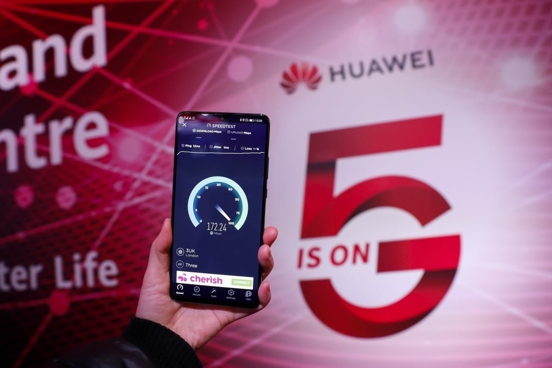 A Huawei 5G mobile phone takes a speed test at the Huawei 5G Innovation and Experience Centre in London, Britain. Photo: Xinhua/Han Yan