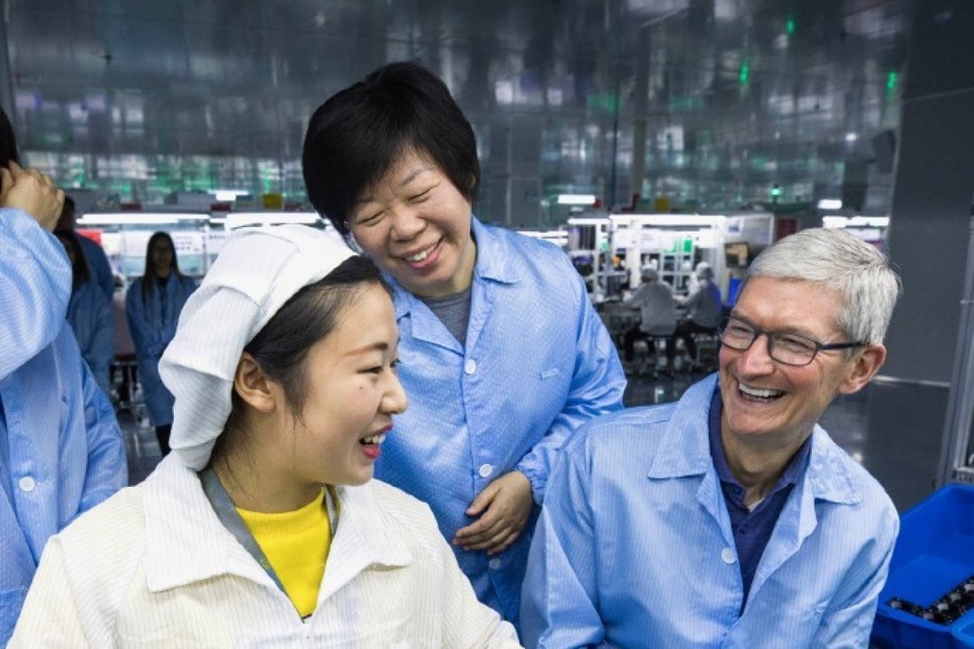 Apple CEO Tim Cook visited AirPods' Chinese supplier Luxshare Precision Industry in December 2017. Photo: Weibo