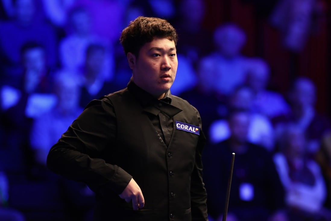 Yan Bingtao had to fend off a stunning comeback from Elliot Slesson in the first round of the World Snooker Championship on Monday evening. Photo: VCG/VCG via Getty Images