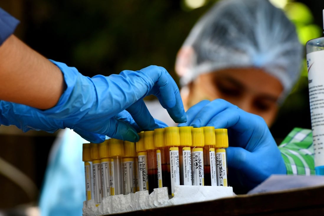 Indian health workers arrange blood samples for testing. Photo: Xinhua