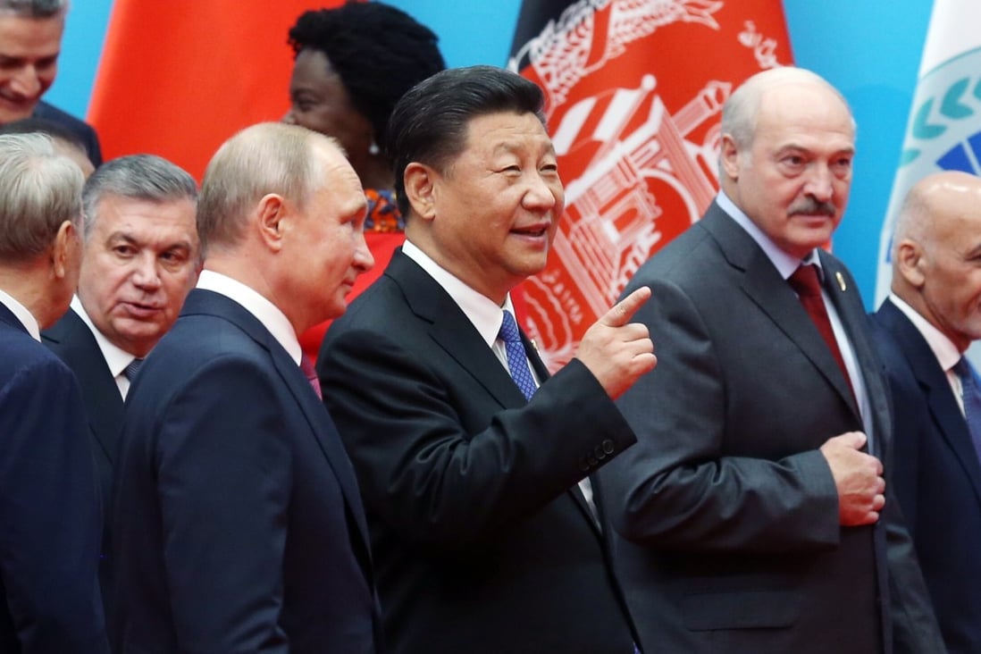 Chinese President Xi Jinping stands between Russian President Vladimir Putin and Belarusian President Alexander at the Shanghai Cooperation Organisation summit in 2018. Photo: EPA-EFE