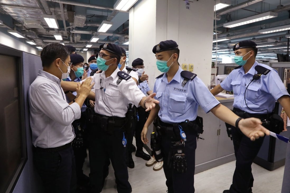 Apple Daily editor-in-chief Law Wai-kwong confronts police during their raid of the newspaper’s offices in Tseung Kwan O. Photo: Handout