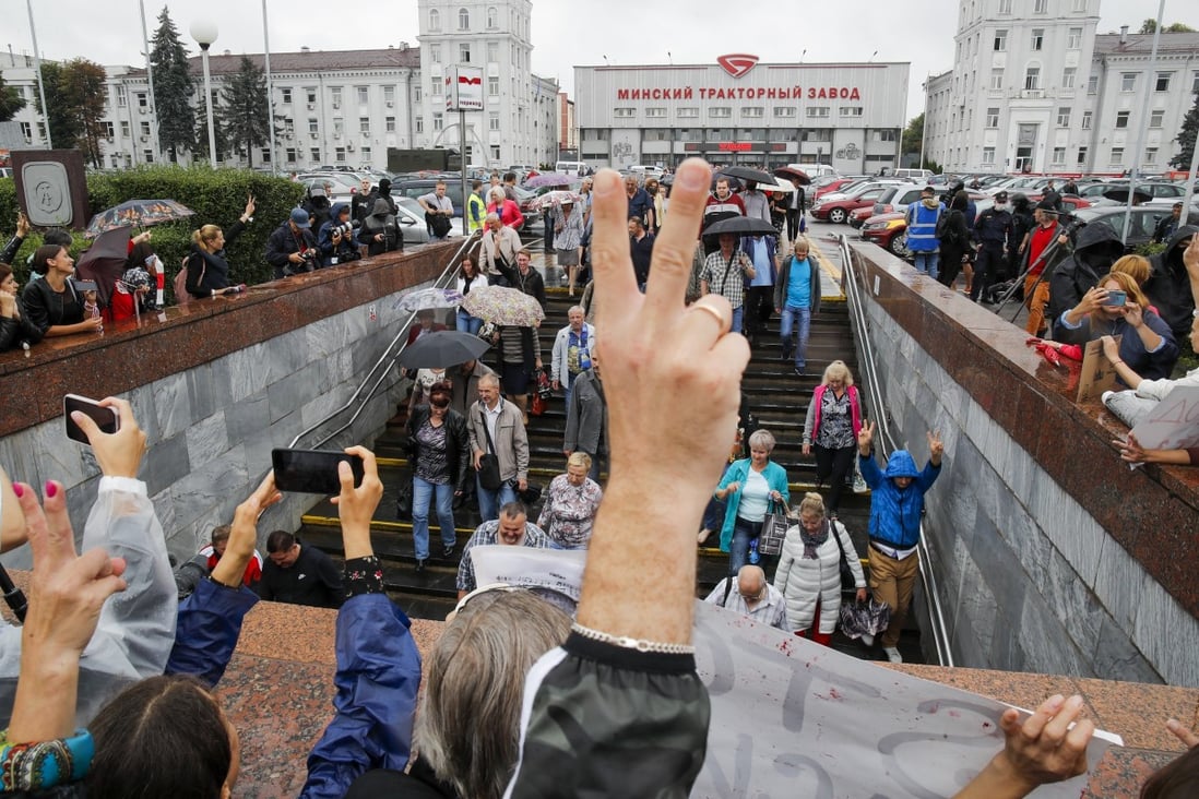 Protesters gather in front of the Minsk Tractor Works plant to support workers leaving the plant after their work shift in Minsk, Belarus on Wednesday. Photo: AP
