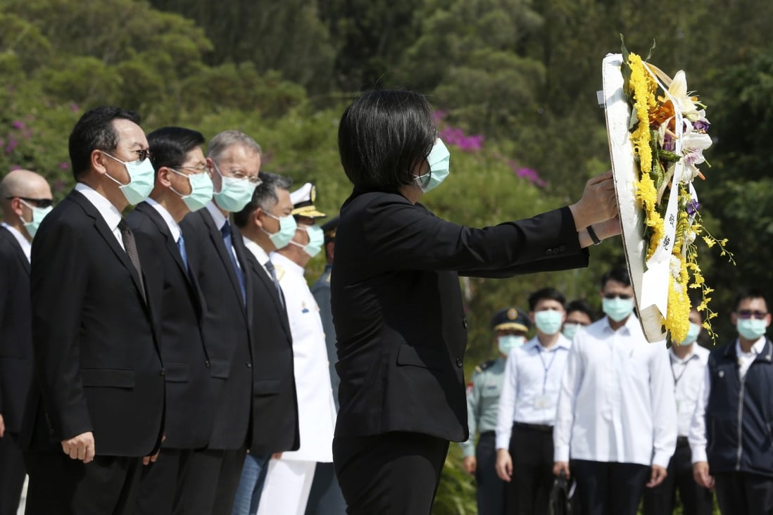 Taiwan's President Tsai Ing-wen lays a wreath while director of the American Institute in Taiwan Brent Christensen (fourth from left) watches on. Photo: AP