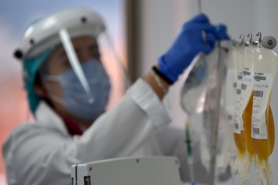 A health worker checks the plasma donated by a recovered Covid-19 patient in Bogota, Colombia on August 12. Photo: AFP