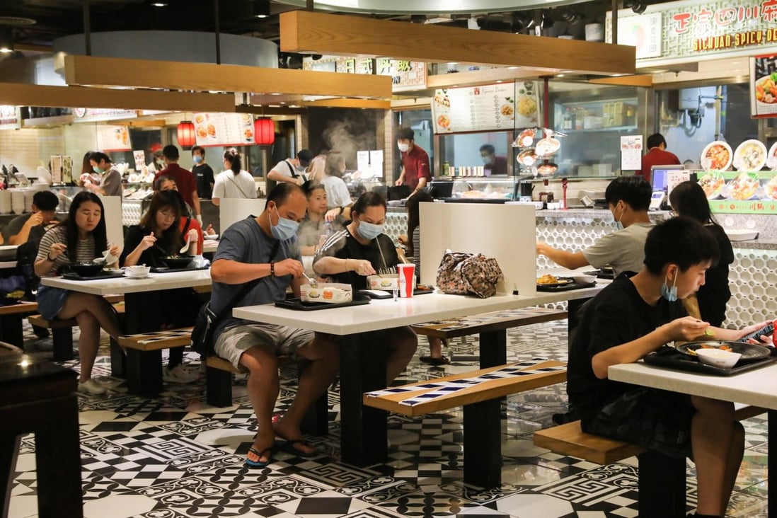 Hongkongers in Mong Kok tuck in for a post-6pm restaurant meal for the first time in nearly six weeks. Photo: K. Y. Cheng