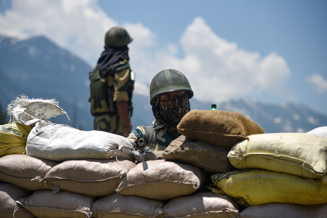 Indian troops guard a highway leading to the Ladakh region. Photo: DPA