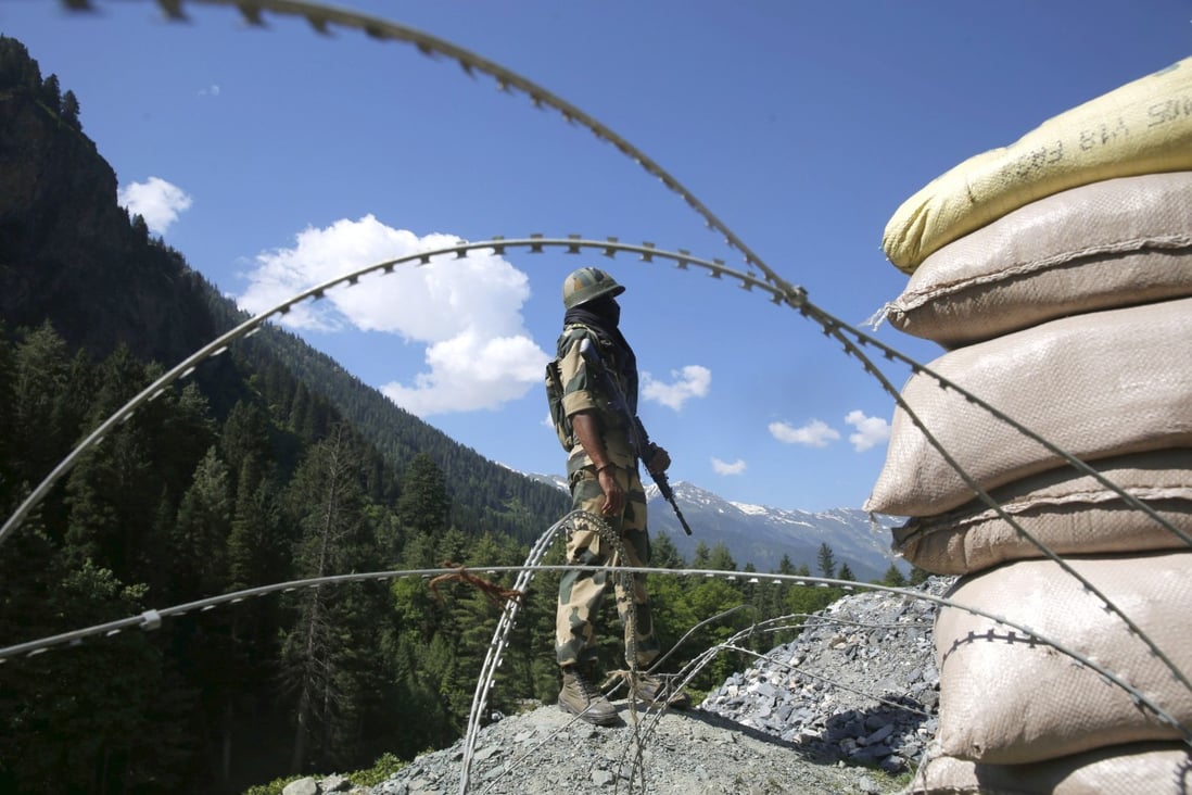 An Indian paramilitary soldier stands guard at a check post along a highway leading to Ladakh. Photo: EPA