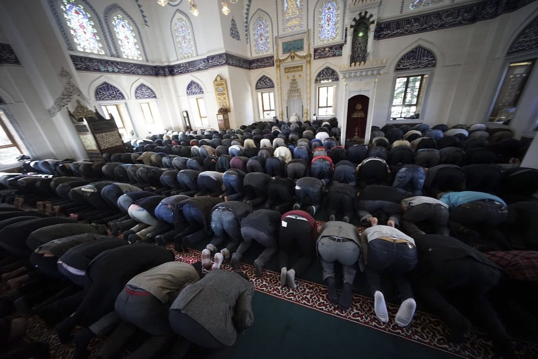 Muslims residing in Japan offer Friday prayers at Tokyo Camii, the largest mosque in Japan, in 2015. Photo: AP
