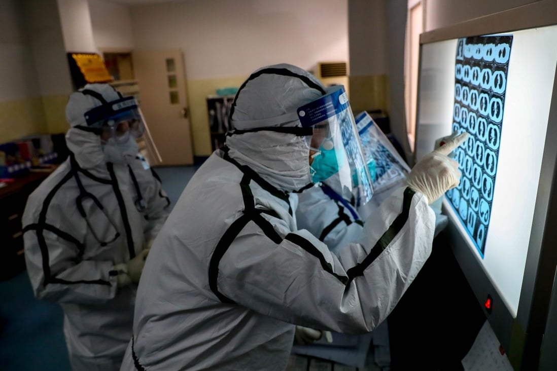 Medical staff check an MRI scan at a hospital in Wuhan, ground zero for the coronavirus outbreak. Photo: TPG via Zuma Press/dpa