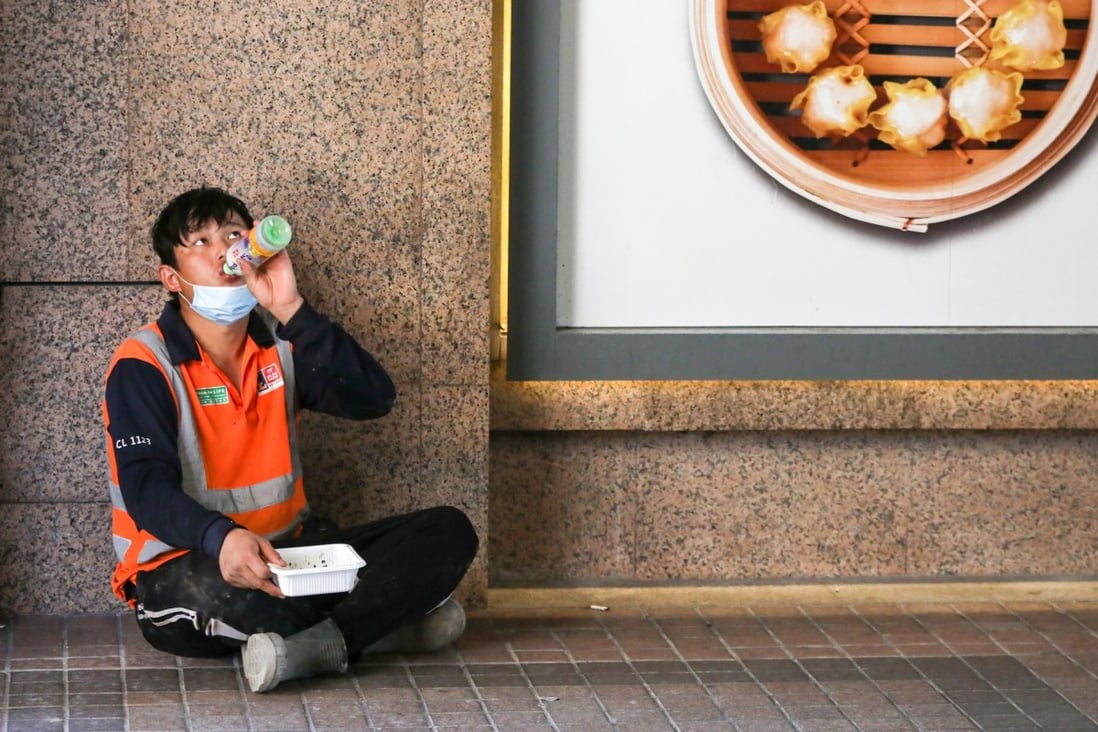 A worker having his meal on a footpath in Wan Chai amid the dine-in ban on July 30. Photo: K. Y. Cheng