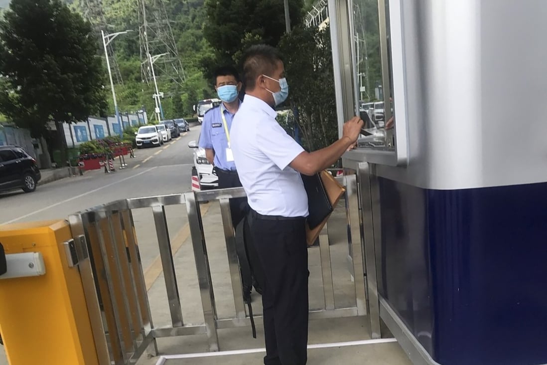 A lawyer representing one of 12 Hong Kong fugitives captured at sea attempts to gain access to Shenzhen’s Yantian district detention centre. Photo: Facebook