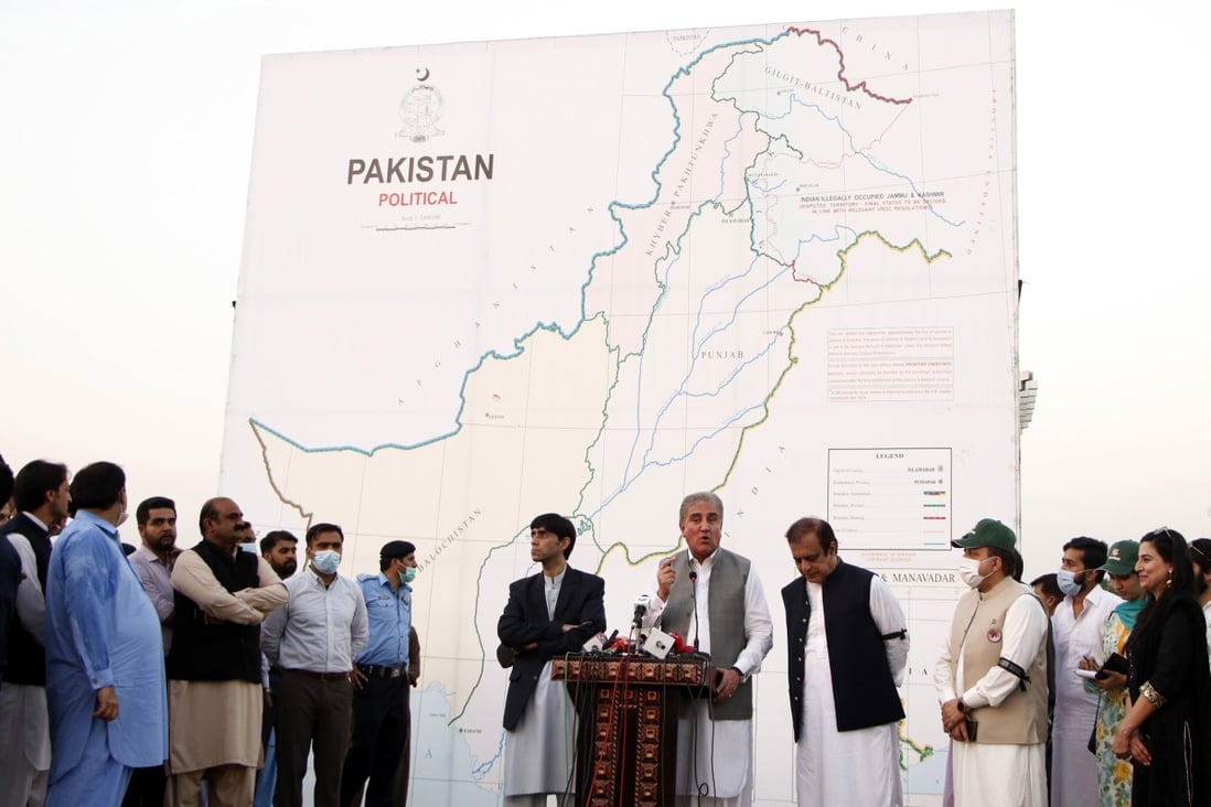Pakistan’s Foreign Minister Shah Mehmood Qureshi (centre) unveils the updated official map of the country in August which, for the first time, included large parts of the India-administered Jammu and Kashmir region. Photo: EPA
