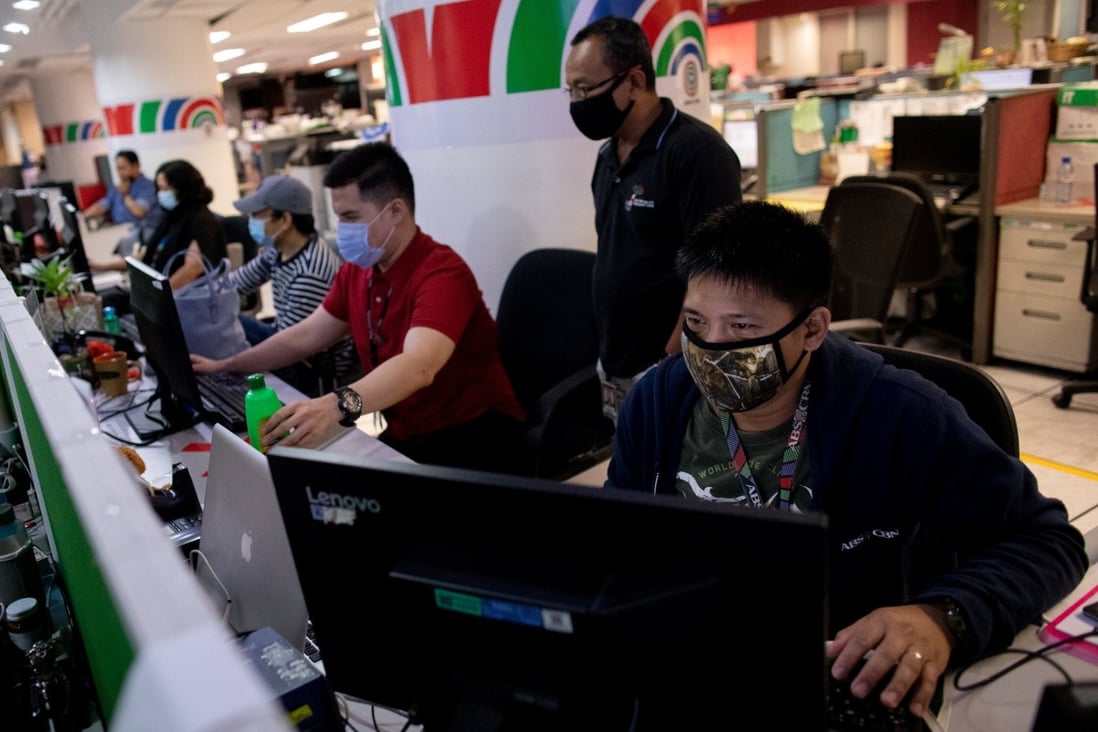 Writers and editors of ABS-CBN in the newsroom at their Manila headquarters following orders by the telecoms regulator to cease operations. Photo: Reuters