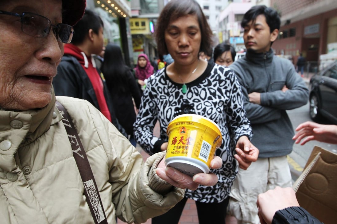 Consumers pick up free tubs of Hoi Tin Tong herbal jelly back in 2014. Photo: SCMP