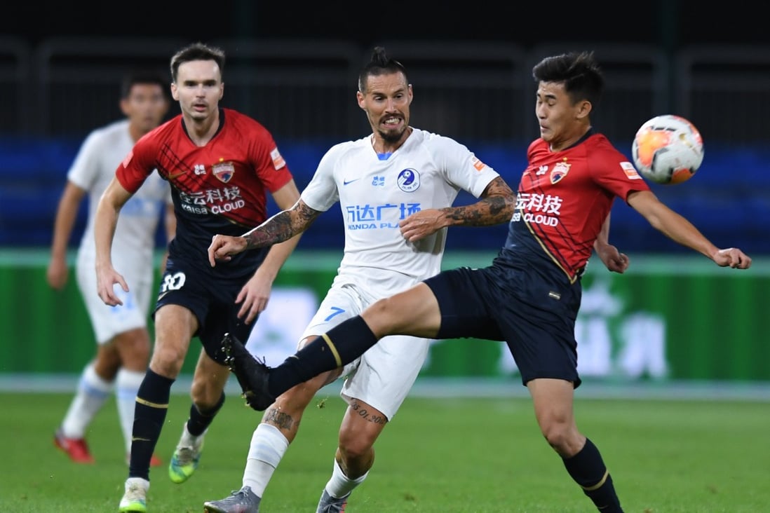 Shenzhen’s Dai Wai-tsun tries to block Dalian Pro’s Marek Hamsik during a Chinese Super League game. Photo: Xinhua