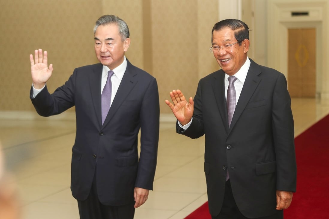 Chinese Foreign Minister Wang Yi (left} waves with Cambodian Prime Minister Hun Sen before a meeting at Peace Palace in Phnom Penh on Monday. Photo: AP