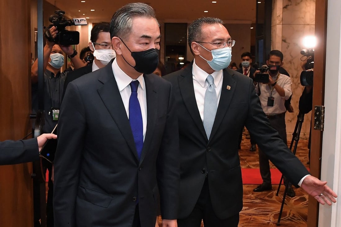 Malaysian Foreign Minister Hishammuddin Hussein, right, receives Chinese Foreign Minister Wang Yi ahead of their meeting. Photo: Bernama/DPA
