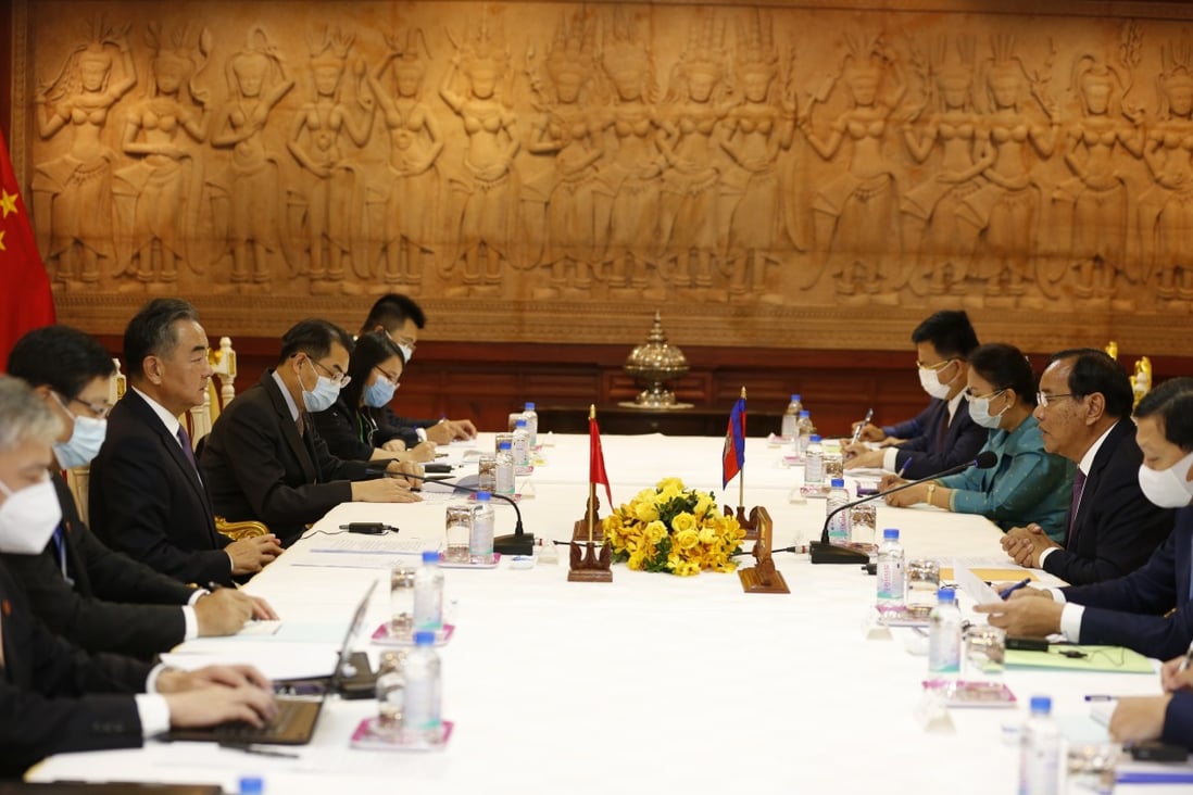 Chinese Foreign Minister Wang Yi speaks across the table with Cambodian Foreign Minister Prak Sokhonn in Phnom Penh, Cambodia, on Monday. Photo: Xinhua