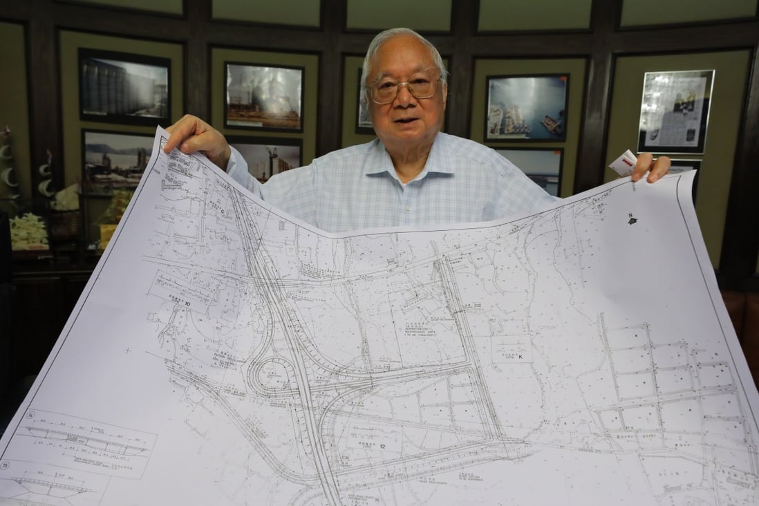 Hopewell Holdings chairman Gordon Wu shows a drawing of a section of the Shenzhen-Guangzhou highway. Photo: Dickson Lee