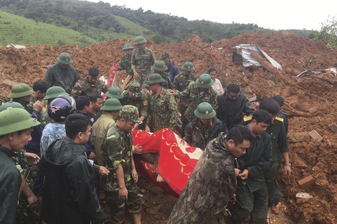 Troops carry a body recovered from the landslide in Quang Tri province, Vietnam. Photo: AP