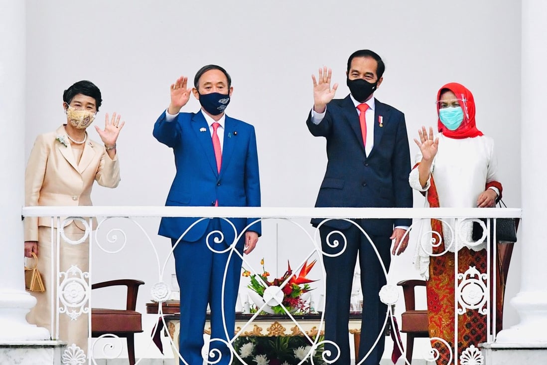 From left: Mariko Suga, Japan’s Prime Minister Yoshihide Suga, Indonesia’s President Joko Widodo, and Widodo's wife Iriana at the Indonesian Presidential Palace in Bogor. Photo: Reuters