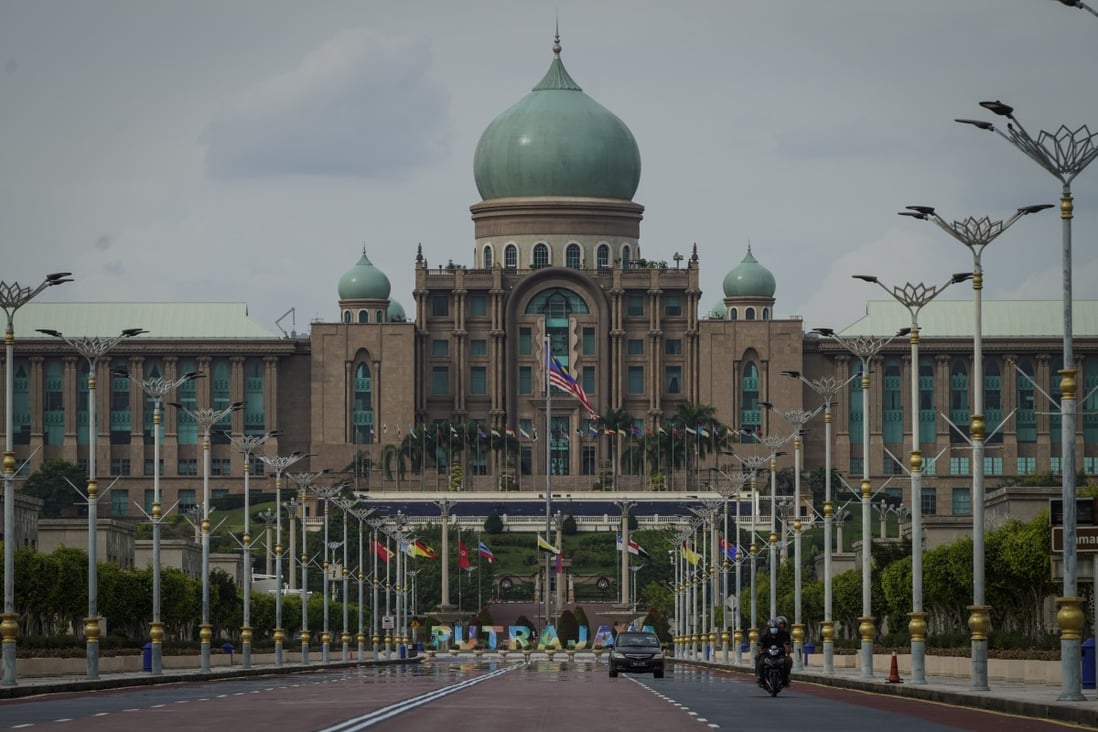 Motorists drive in front of the prime minister's office building in Putrajaya, Malaysia. Photo: AP