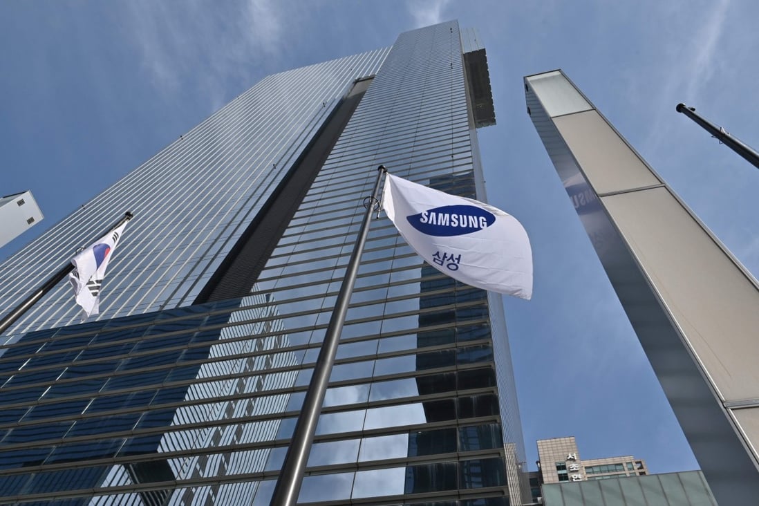 A Samsung Group flag, centre, and South Korean national flag flutter outside the company's Seocho building in Seoul on October 25. Photo: Agence France-Presse