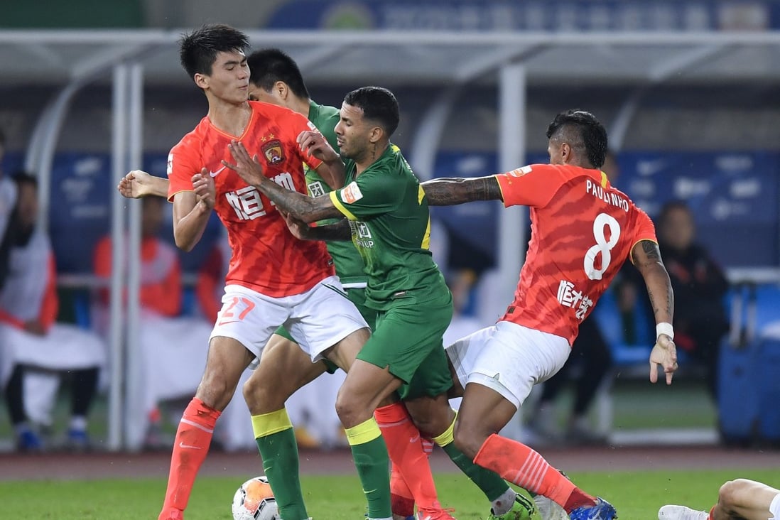 Johnathan Viera (centre) of Beijing Guoan vies for the ball during the play-off match between Beijing Guoan and Guangzhou Evergrande. Photo: Xinhua