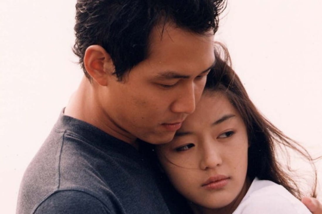 Lee Jung-jae (left) and Jun Ji-hyun in a still from Il Mare (2000). It’s a superior film to The Lake House (2006), the Hollywood remake starring Sandra Bullock. Photo: Handout