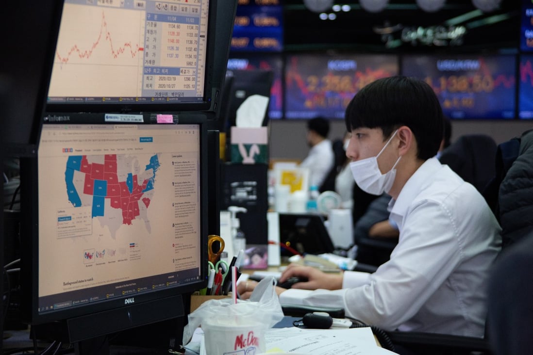 A market dealer works in front of monitors, one of which displays a US election map, at Hana Bank in Seoul, South Korea, on November 4. Photo: EPA-EFE