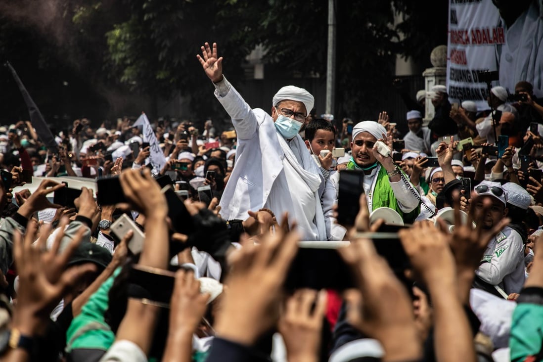 Indonesian Islamic cleric and the leader of Islamic Defenders Front Habib Rizieq Shihab greets supporters after his return from Saudi Arabia. Photo: DPA