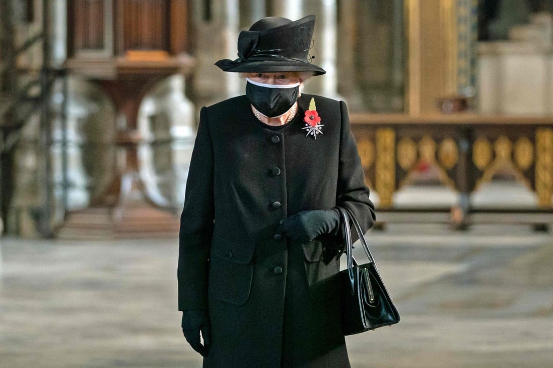Queen Elizabeth wears a face mask as she visits the Tomb of the Unknown Warrior at Westminster Abbey in London. Photo: Aaron Chown/AFP