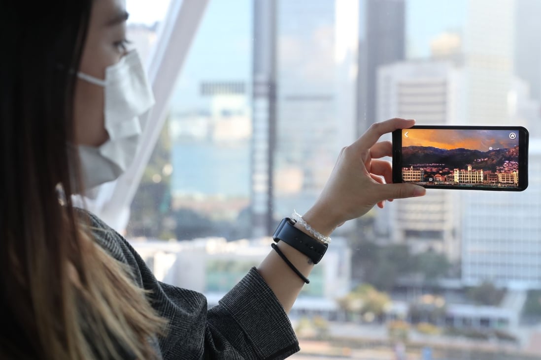 Users can download the app for free to see Hong Kong from two time periods during the 20-minute ride . Photo: Edmond So