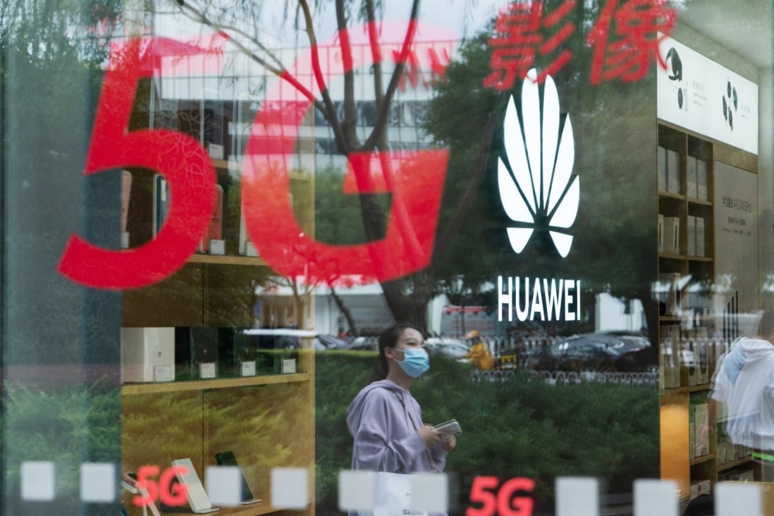 Huawei is selling its budget smartphone brand Honor to a consortium of over 30 agents and dealers. Photo: Bloomberg