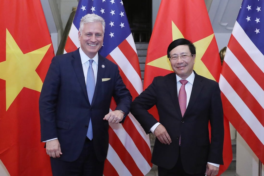 US National Security Adviser Robert O'Brien, left, greets Vietnamese Minister of Foreign Affairs Pham Binh Minh with an elbow bump at the Ministry of Foreign Affairs in Hanoi, Vietnam. Photo: EPA-EFE