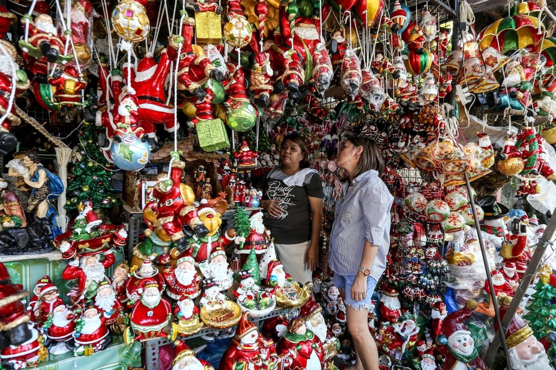 Customers buy Christmas decorations from a Manila street stall in 2018. Photo: AFP