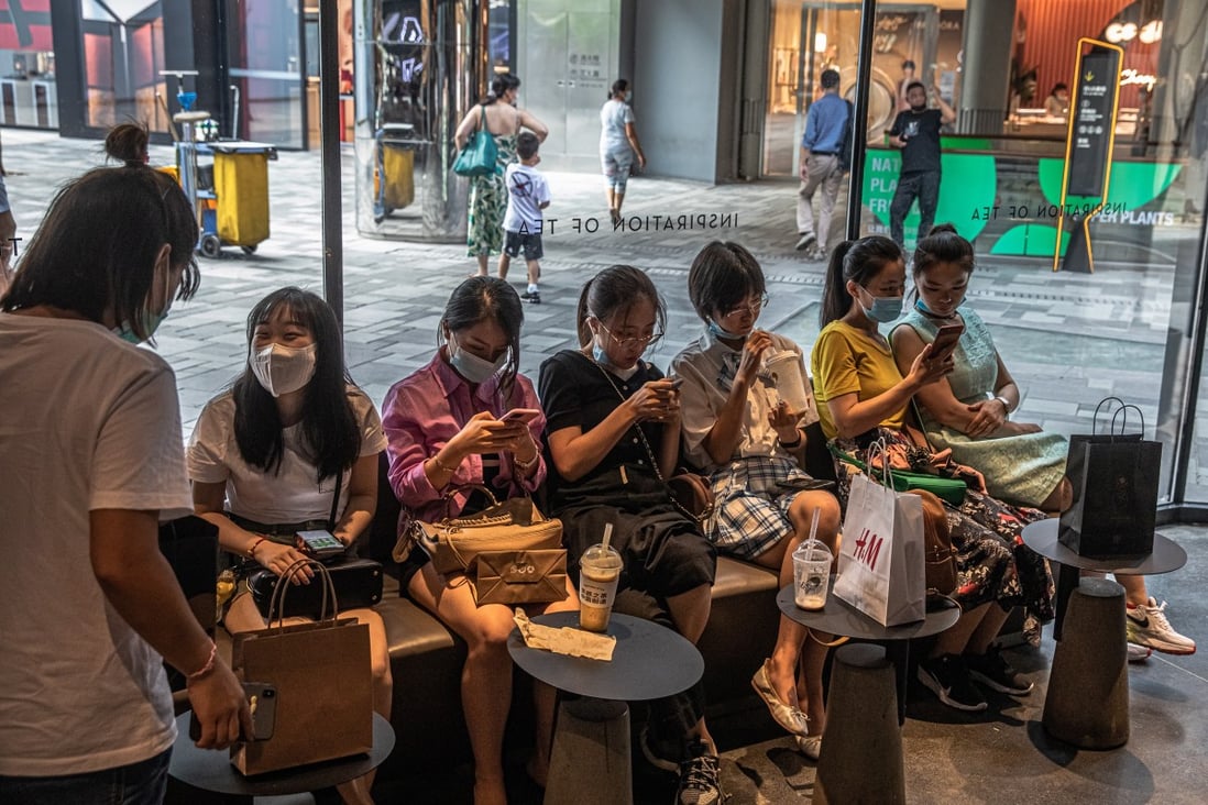 Young people in China are increasingly using their phones to manage their wealth and trade stocks. Photo: EPA-EFE