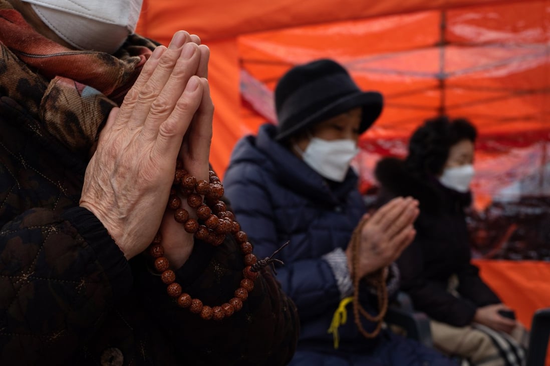 Suneung examinees’ parents pray at the Jogyesa temple in Seoul for their children to pass the test. Photo: EPA-EFE