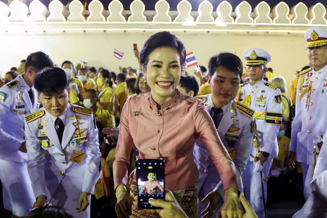 Thai consort Sineenat Wongvajirapakdi greets royalists in Bangkok on November 1, 2020. Photo: Reuters