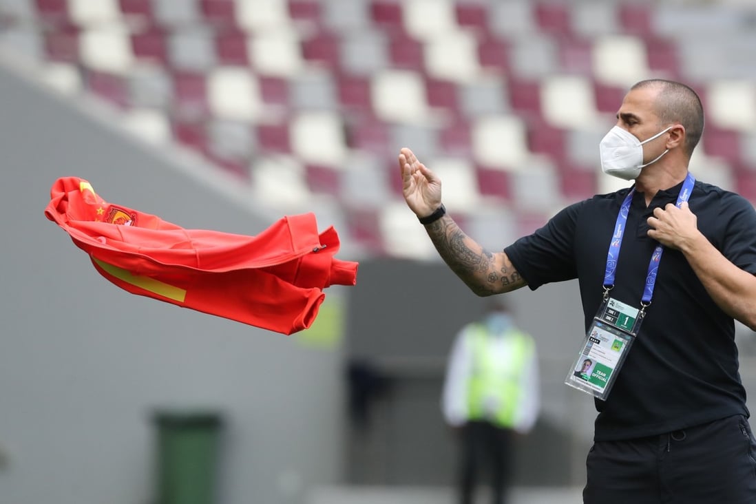 Guangzhou Evergrande coach Fabio Cannavaro throws away his jacket during the AFC Champions League group G draw with Suwon Samsung Bluewings on December 1. Photo: AFP