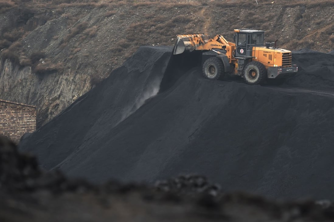 This file photo taken on November 20, 2015 shows a front-end loader dropping a load of coal near a coal mine at Datong in northern China's Shanxi province. China must stop building new coal power plants and ramp up its wind and solar capacity if it wants to become carbon neutral by 2060, researchers said on November 20, 2020. Photo: AFP