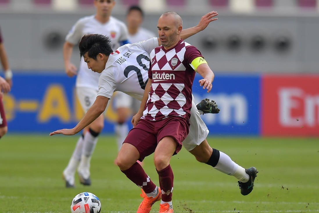 Yang Shiyuan (left) of Shanghai SIPG vies with Andres Iniesta of Vissel Kobe in the AFC Champions League. Photo: Xinhua