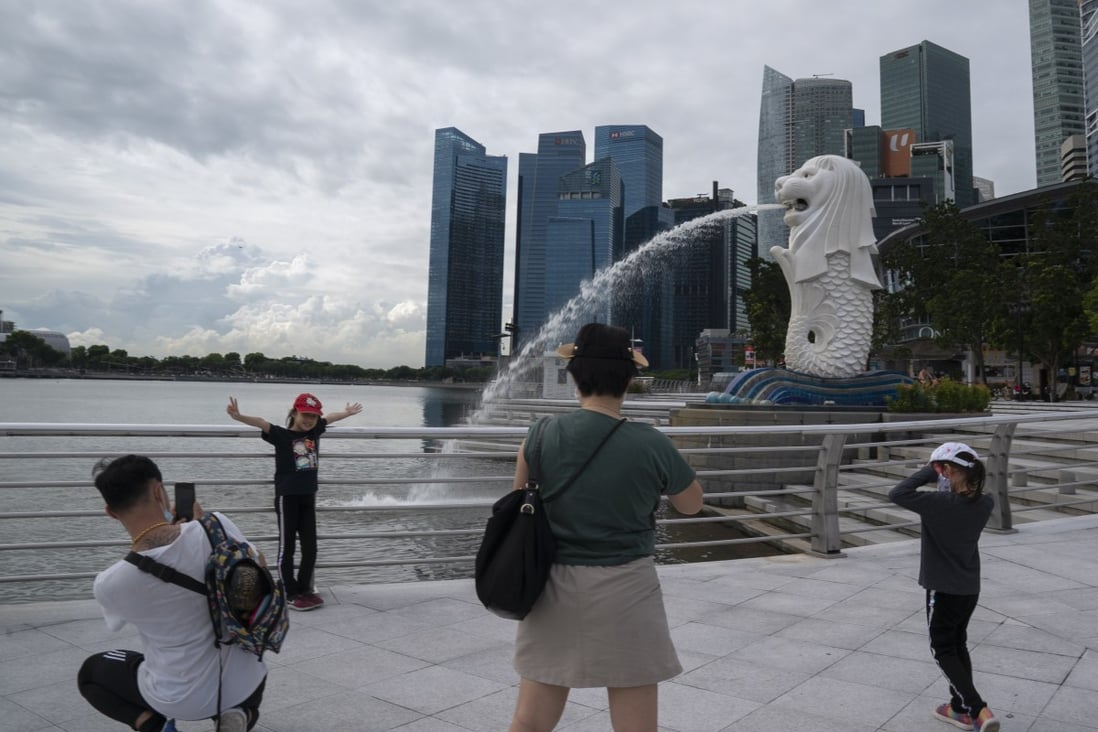 People pose for photos at the Merlion Park in Singapore. Photo: EPA-EFE