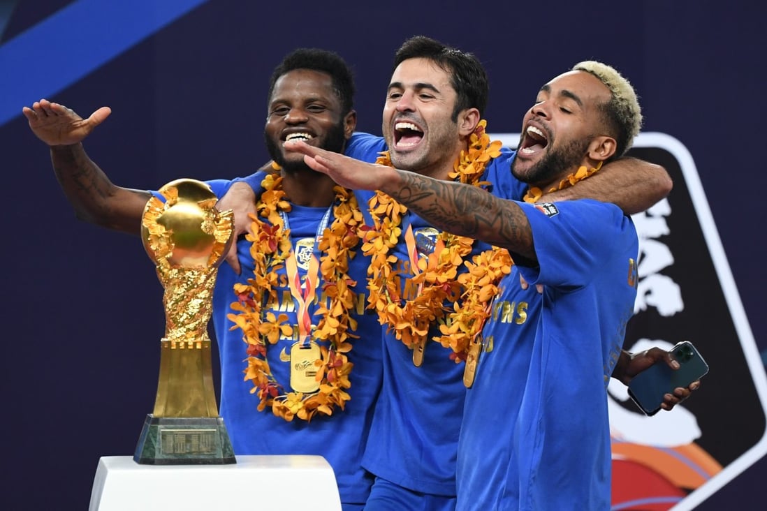 Alex Teixeira (right) celebrates with teammates after Jiangsu Suning were crowned 2020 Chinese Super League champions. Photos: Xinhua