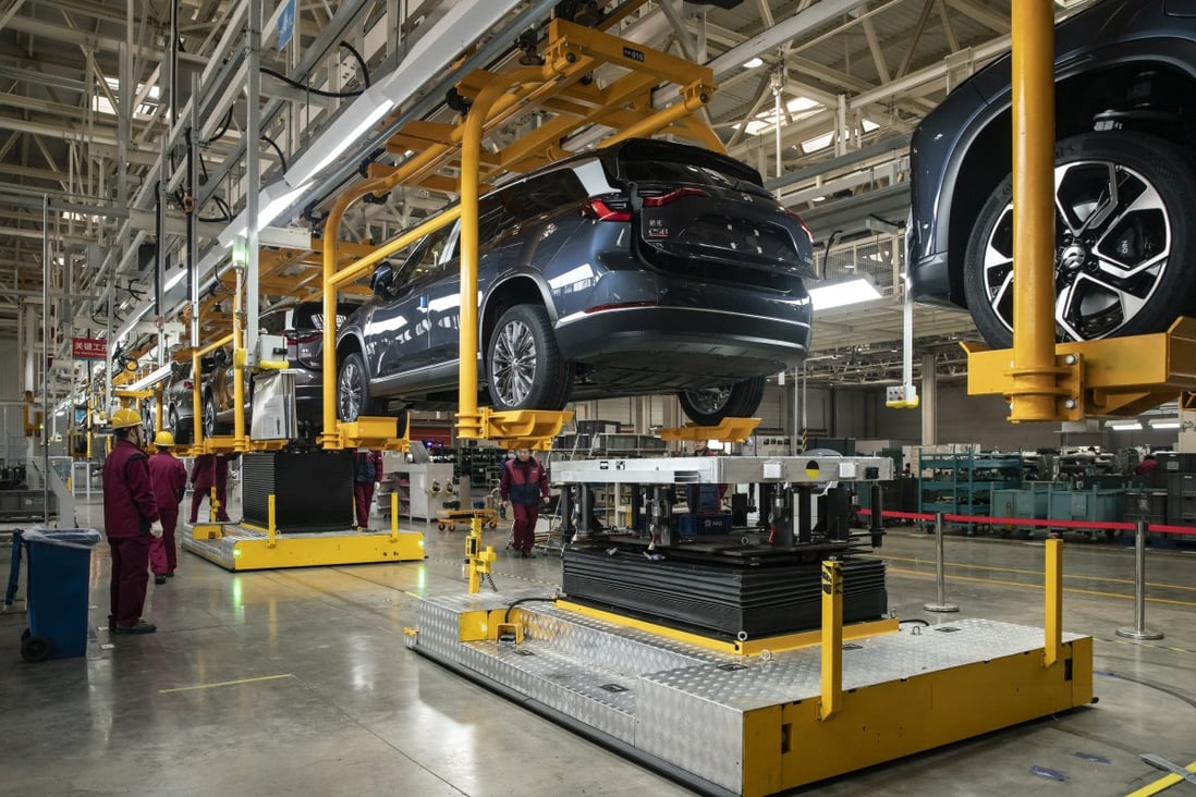 Employees installing batteries on to an electric sport utility vehicle (SUV) during a media tour of NIO’s production facility in the Anhui provincial capital of Hefei on Friday, December 4, 2020. Photo: Bloomberg