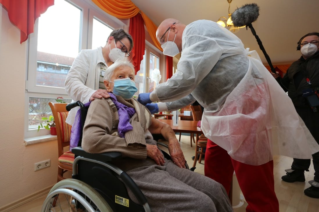 A 101-year old resident of a German retirement home is inoculated on December 27, 2020. Photo: dpa